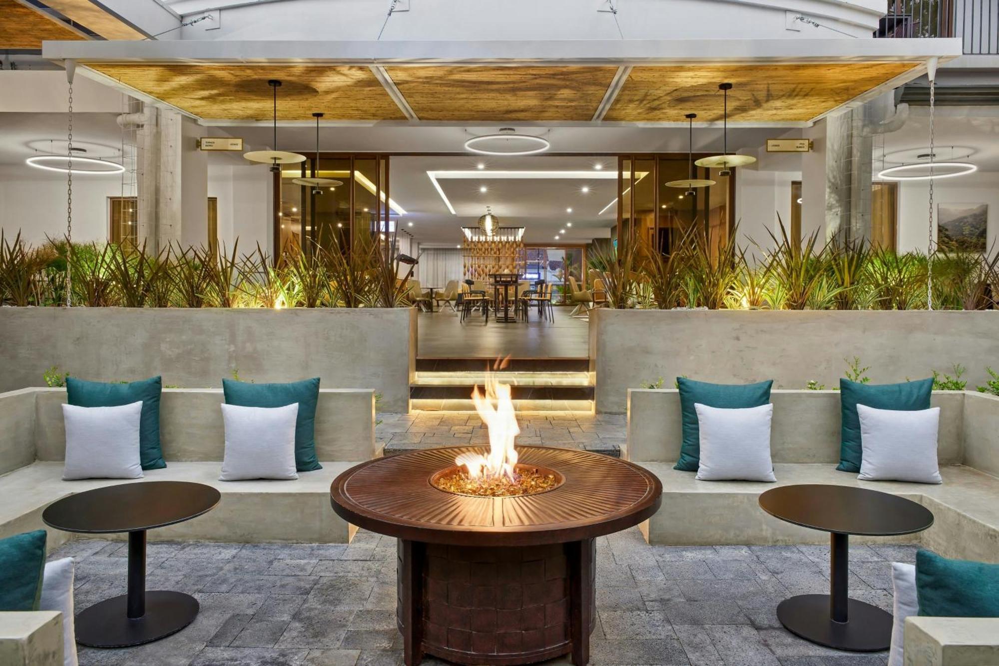 Отель Courtyard By Marriott San Jose Escazu Экстерьер фото